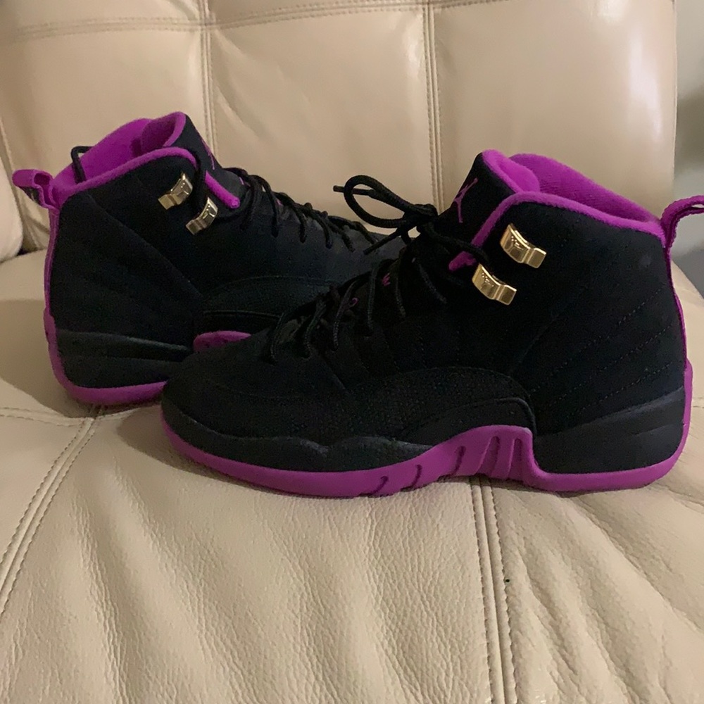 Black and purple Jordan’s size 6Y (big kids)